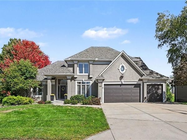 8121 Parkview Drive, Parkville, MO 64152