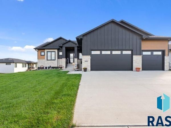408 N Wildcat Dr, Sioux Falls, SD 57110