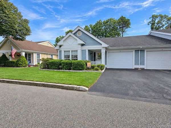 4 Orient Court , Ridge, NY 11961