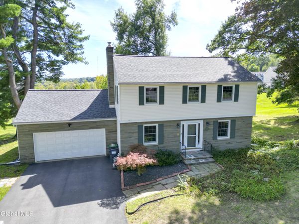 1092 Merlin Drive, Niskayuna, NY 12309