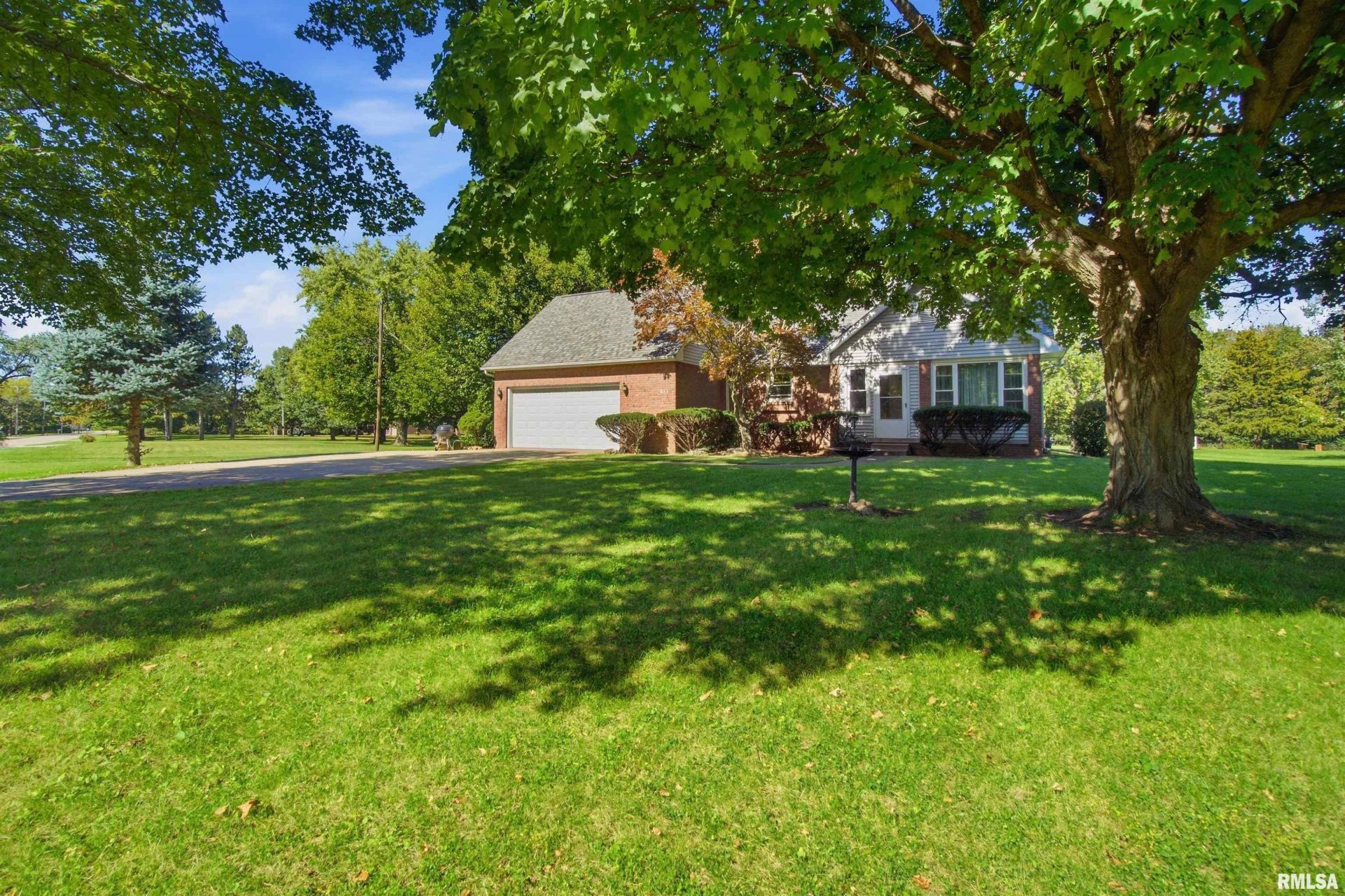 611 Woodland Knolls Road, Metamora, IL 61548 Main Photo
