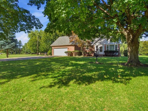 611 WOODLAND KNOLLS Road, Metamora, IL 61548