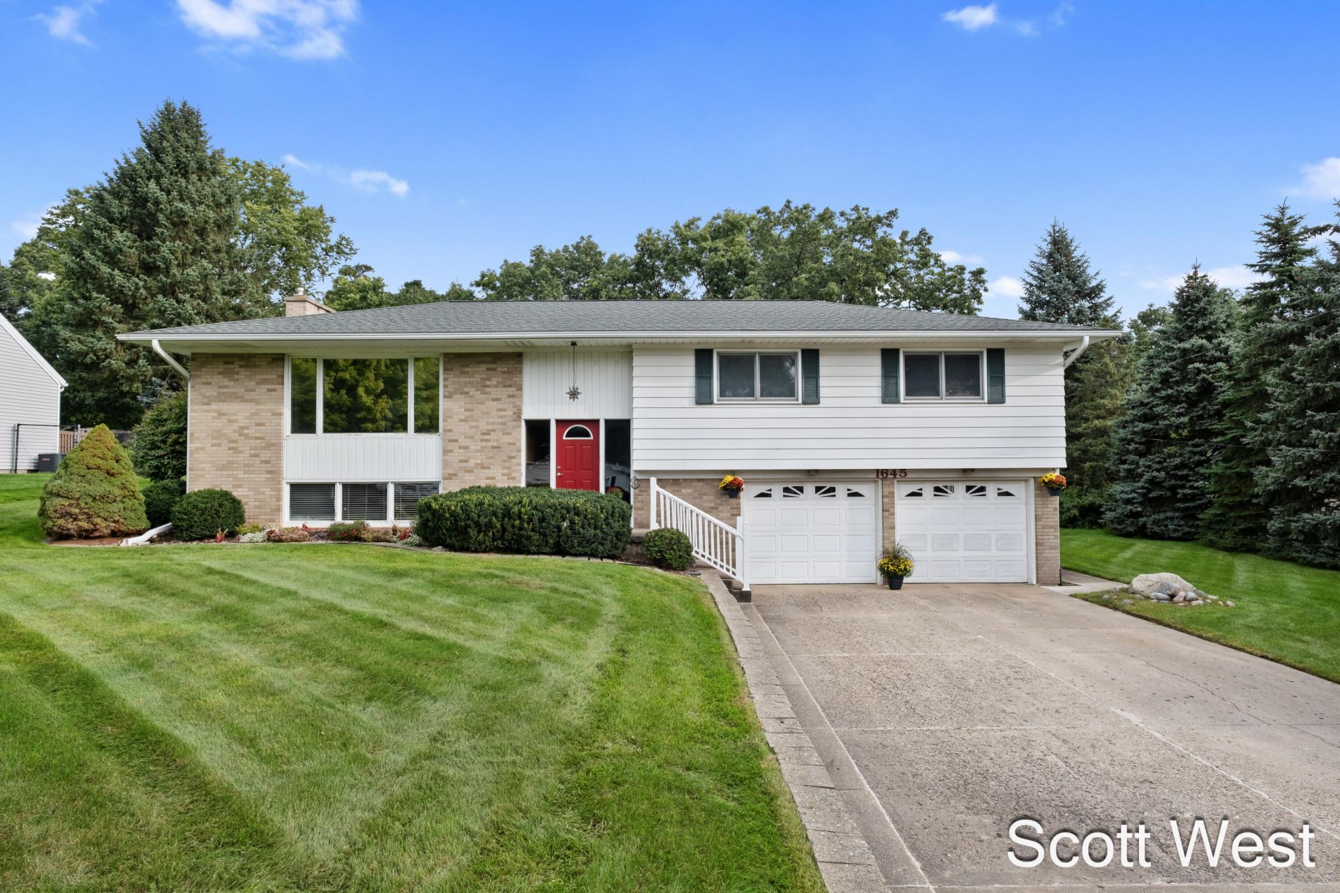 1645 Waldorf Street Nw, Grand Rapids, MI 49544 Main Photo