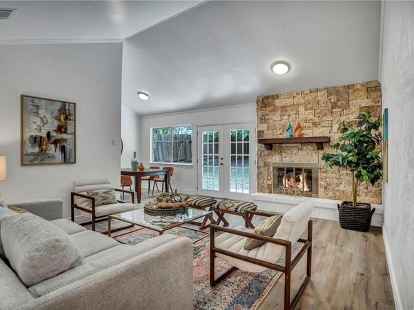 2416 Village WALK, Austin, TX 78744