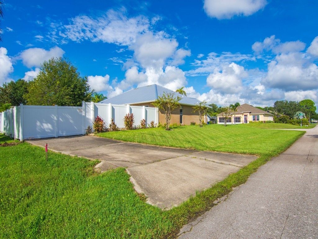 702 Atlantus Terrace , Sebastian, FL 32958 Photo