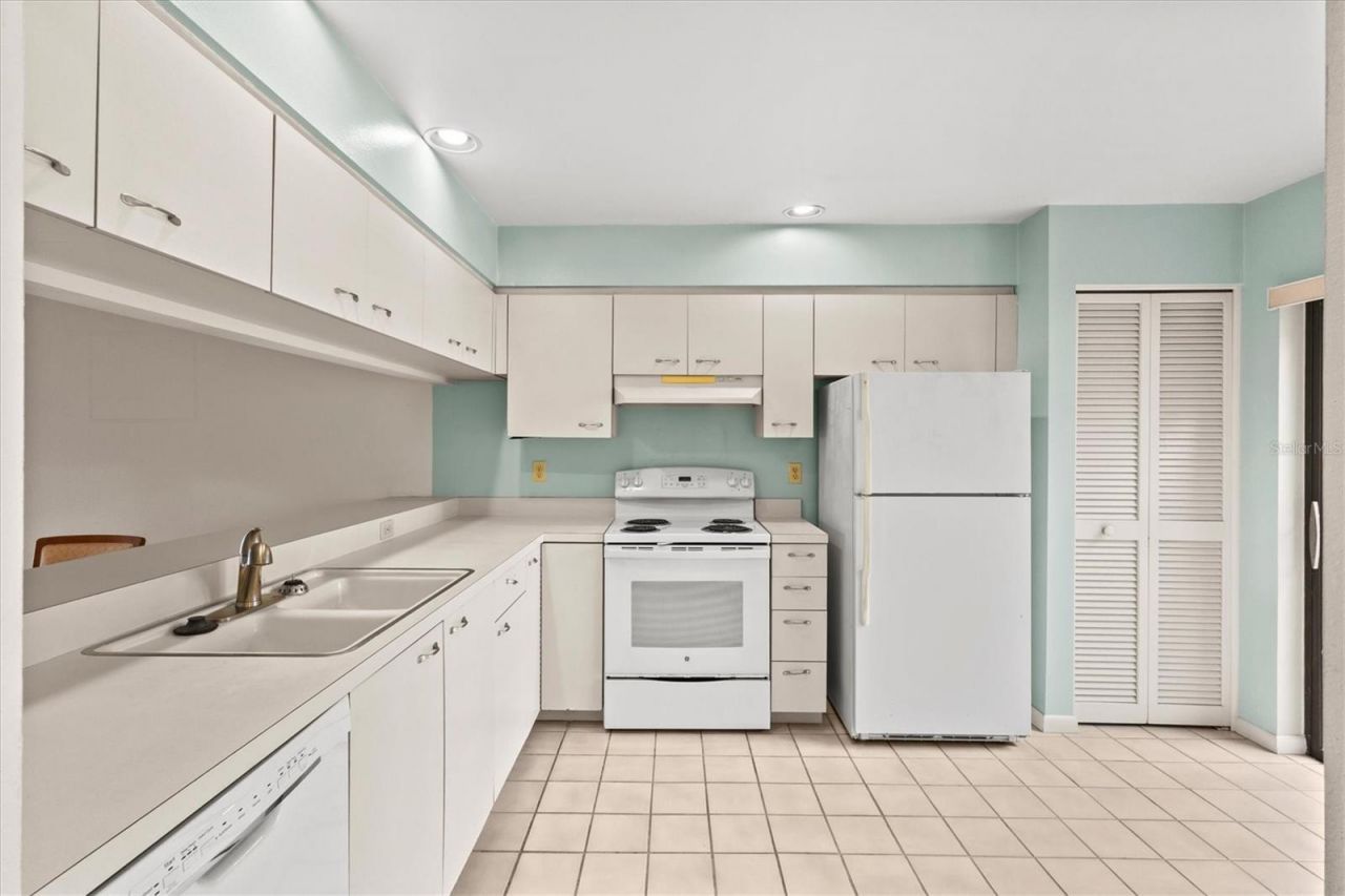 3118 Windrush Bourne, Unit 8, Sarasota, FL 34235 Photo