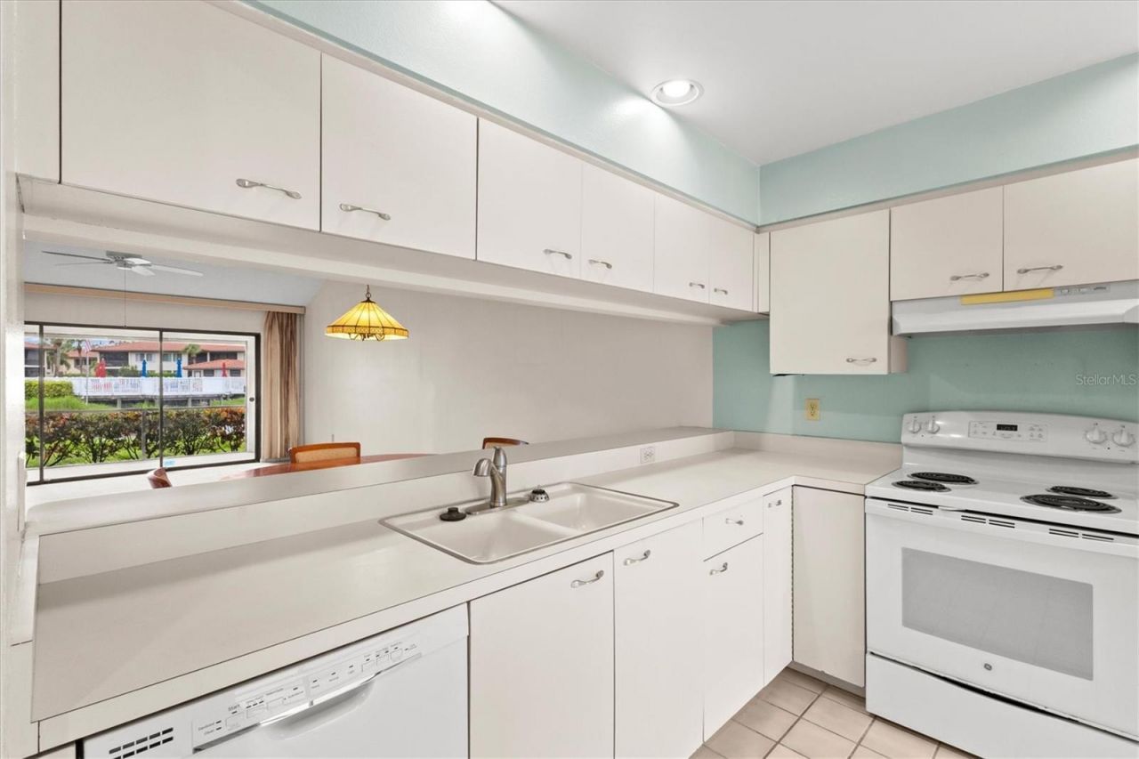 3118 Windrush Bourne, Unit 8, Sarasota, FL 34235 Photo