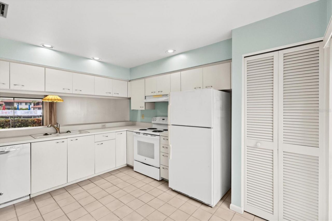 3118 Windrush Bourne, Unit 8, Sarasota, FL 34235 Photo