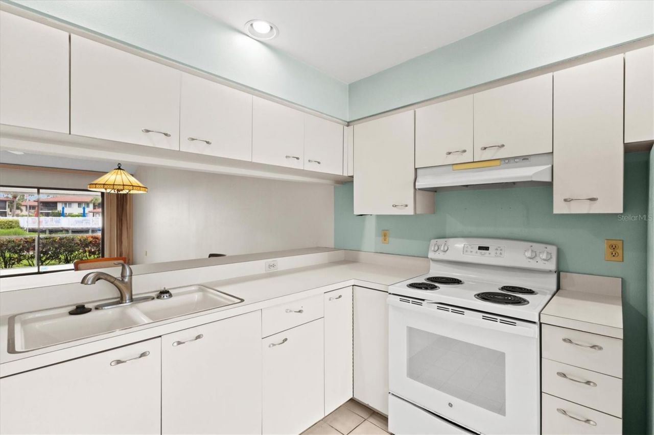 3118 Windrush Bourne, Unit 8, Sarasota, FL 34235 Photo