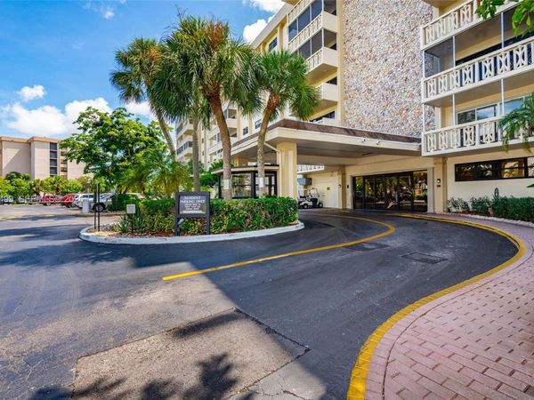 800 NE 195th St, Unit 408, Miami, FL 33179