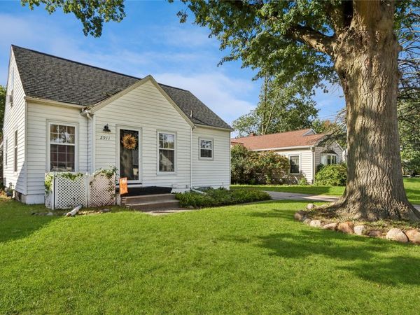 2911 Meadowbrook Drive SE, Cedar Rapids, IA 52403