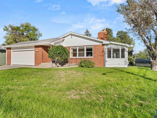 3112 S Jefferson Ave, Sioux Falls, SD 57105
