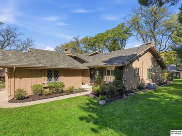 10262 Fieldcrest Drive, Omaha, NE 68114