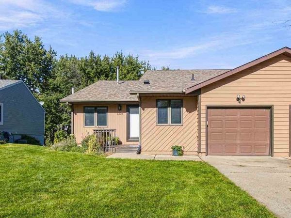 2228 Plaen View Drive, Iowa City, IA 52246