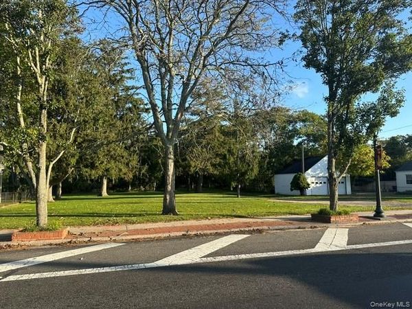 84 Montauk Highway , Hampton Bays, NY 11946