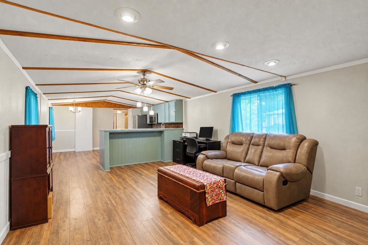 7504 Aubrey Ln. Photo 6