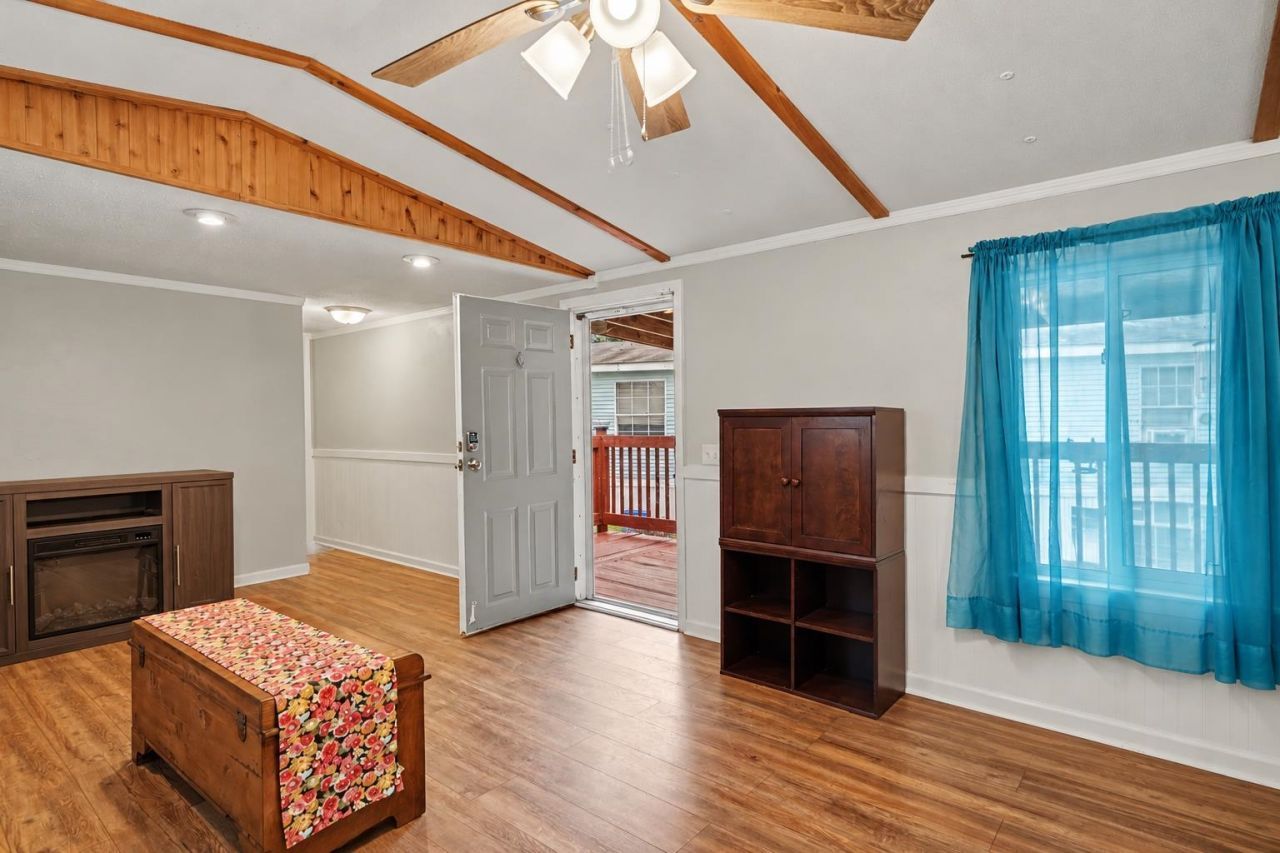 7504 Aubrey Ln. Photo 8