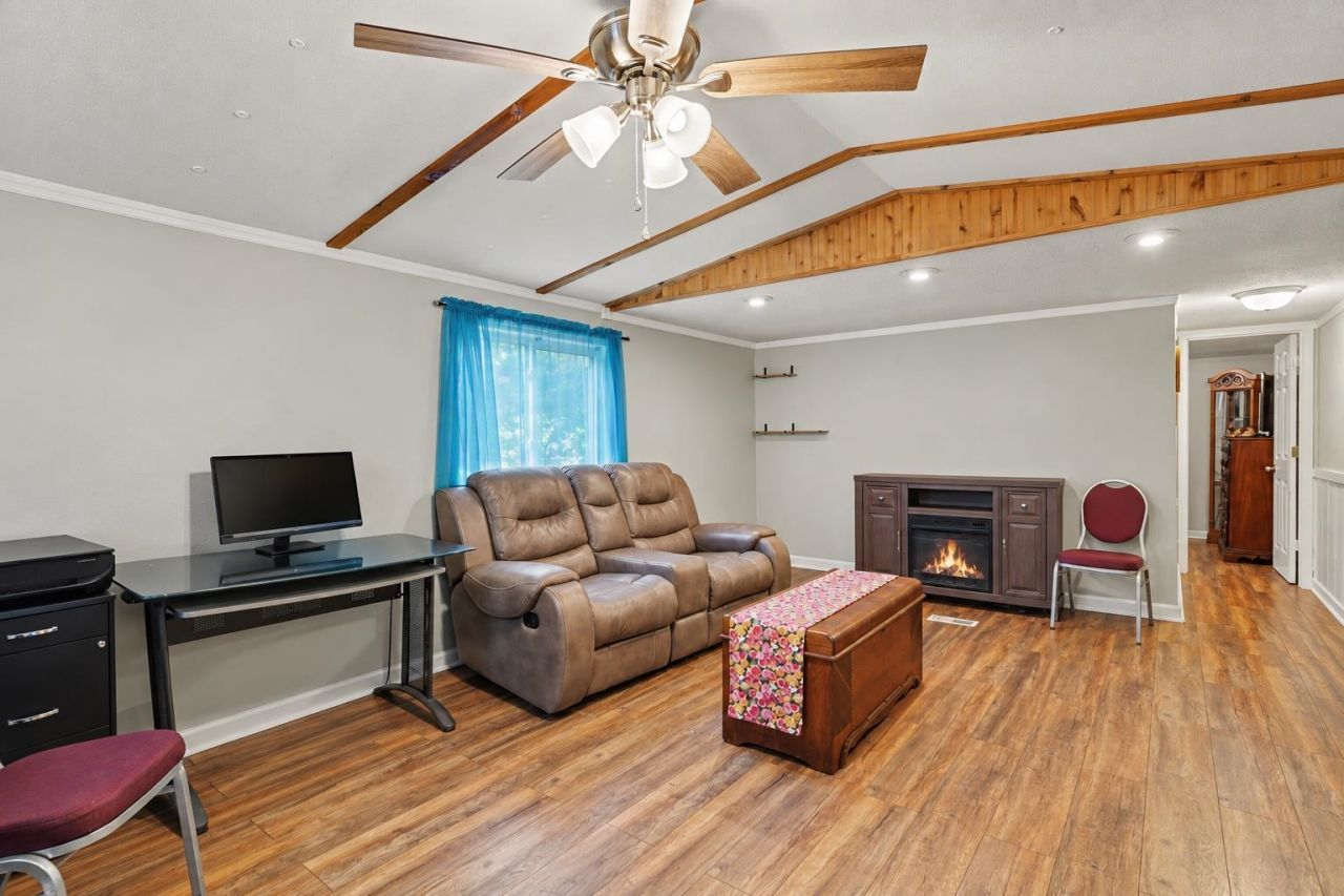 7504 Aubrey Ln. Photo 9