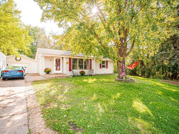 430 County Road B2 W, Roseville, MN 55113