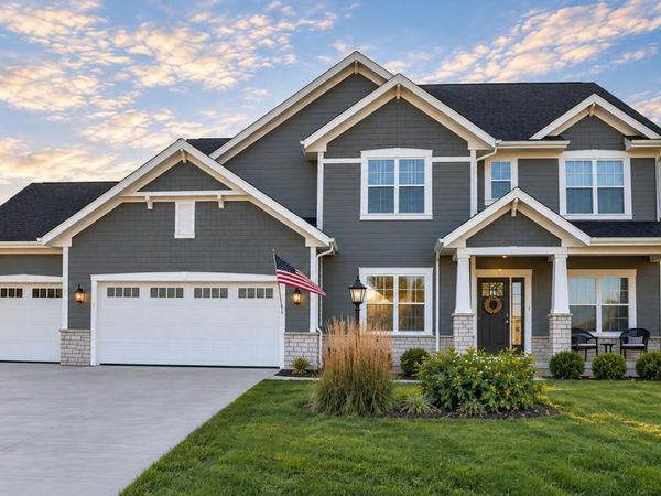 W223N4515 Boxleaf Ln, Pewaukee, WI 53072