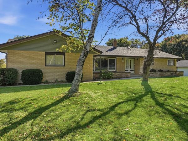 W215N10122 Hickory Dr, Germantown, WI 53017