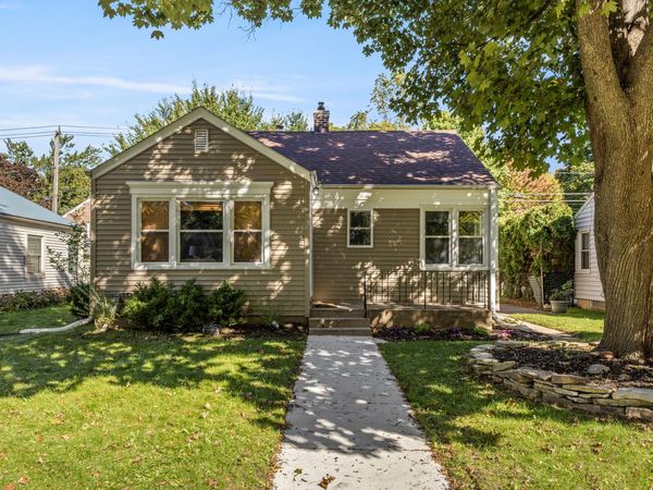 112 E Henry Clay St, Whitefish Bay, WI 53217