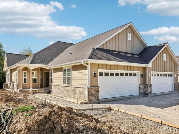 6777 S Prairiewood Ln, Franklin, WI 53132