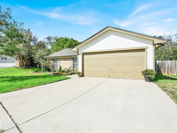 1110 W Cozby Court W, Benbrook, TX 76126