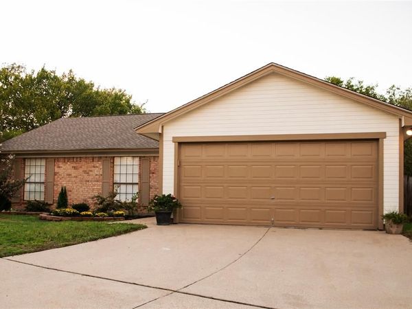 1110 W Cozby Court W, Benbrook, TX 76126