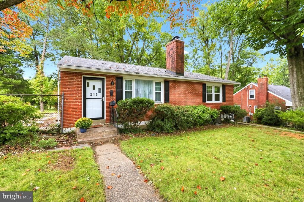 215 PARKVIEW DRIVE, BROOMALL, PA 19008