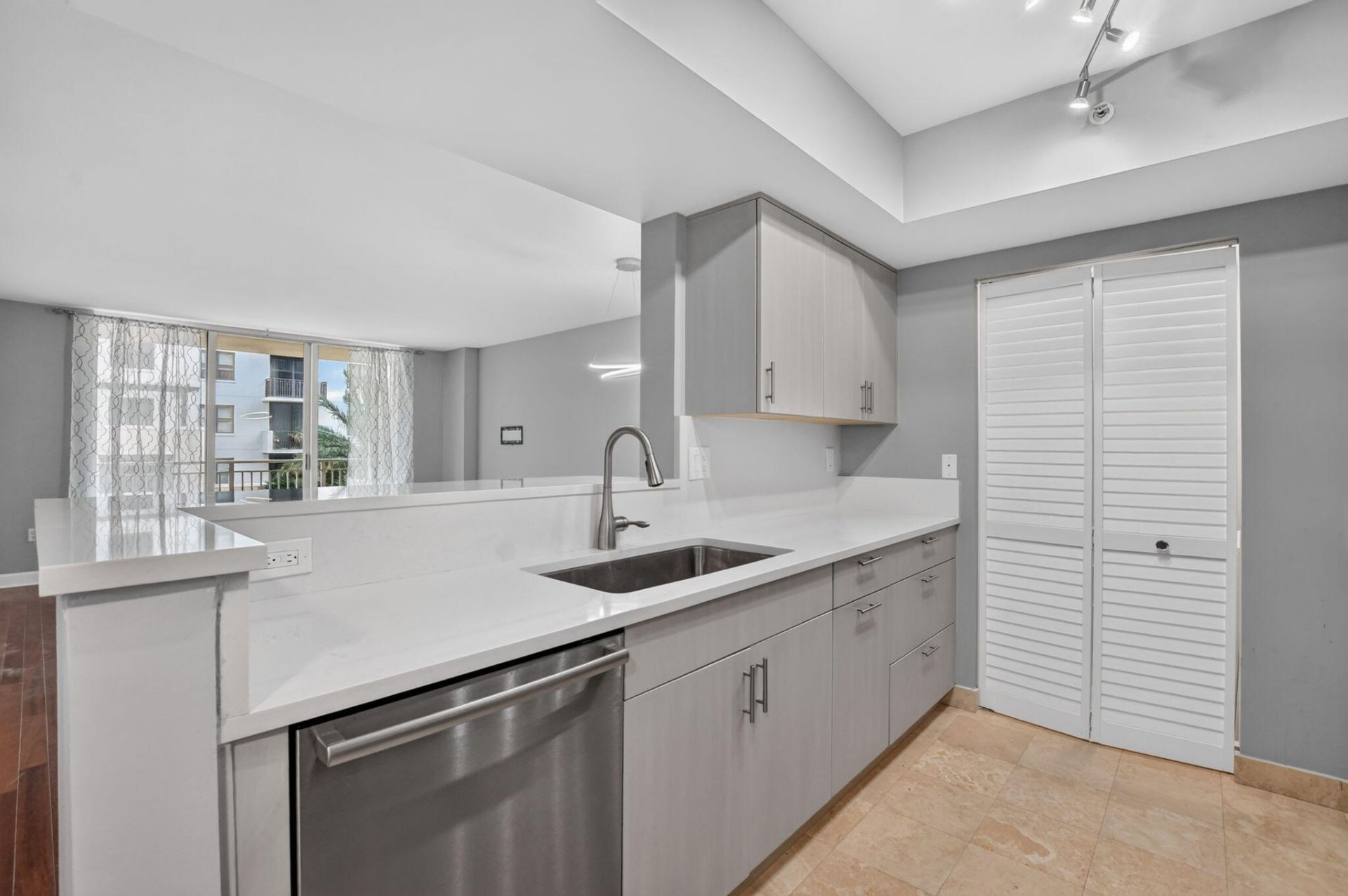 99 SE Mizner Boulevard, Unit 435, Boca Raton, FL 33432 Photo