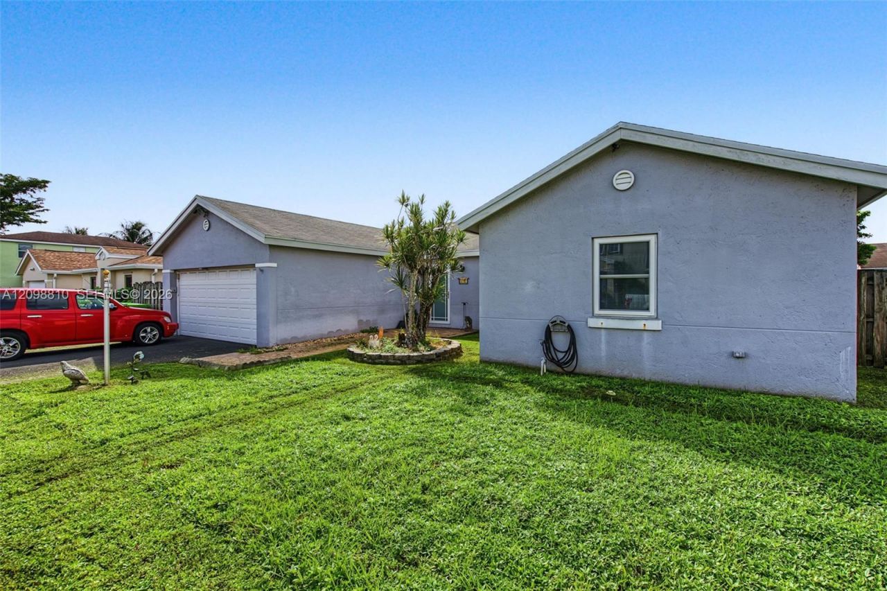 9528 NW 53rd St, Sunrise, FL 33351 Photo