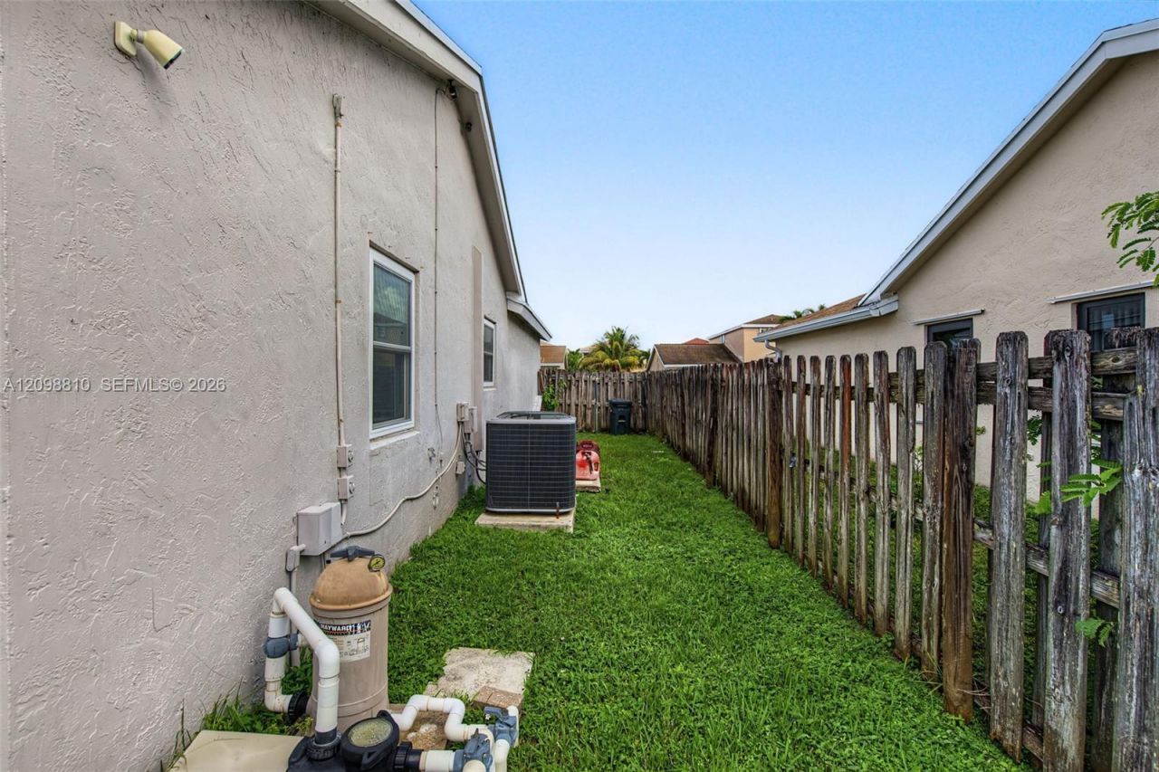 9528 NW 53rd St, Sunrise, FL 33351 Photo