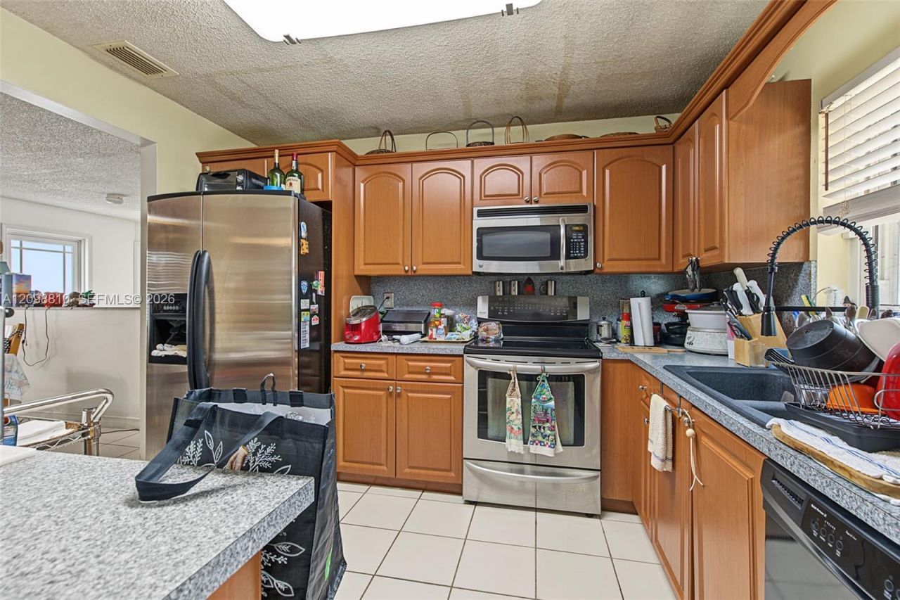 9528 NW 53rd St, Sunrise, FL 33351 Photo