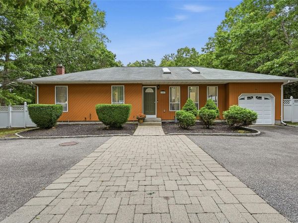 16 Georgann Road , Manorville, NY 11949
