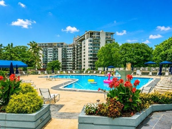 1 Claridge Dr, Verona, NJ 07044