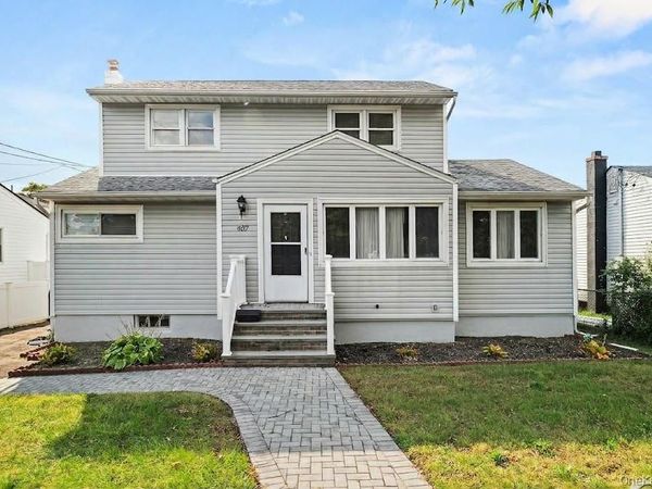 607 N Monroe Avenue , Lindenhurst, NY 11757