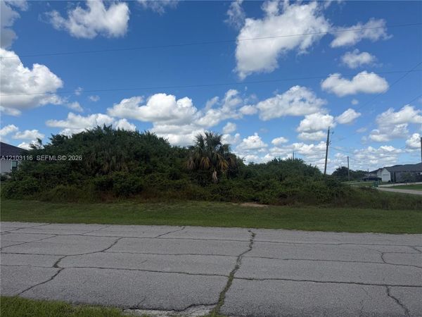 9006 Maywood Cir , Lehigh Acres, FL 33935