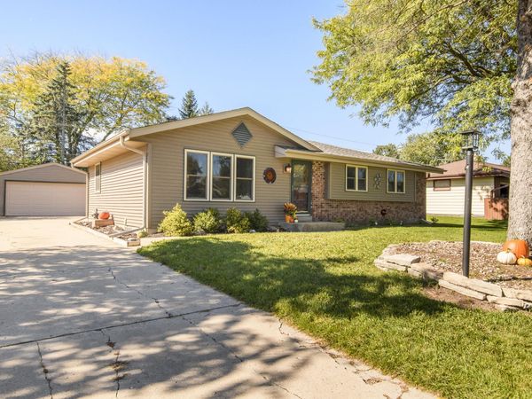 6185 S 38th St, Greenfield, WI 53221