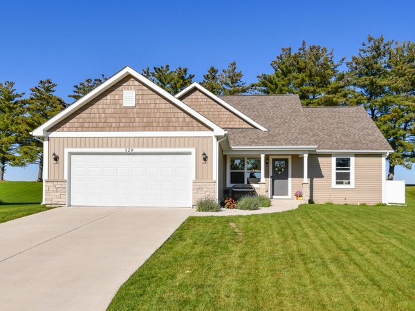 529 Arbor Ridge Dr, Delavan, WI 53115