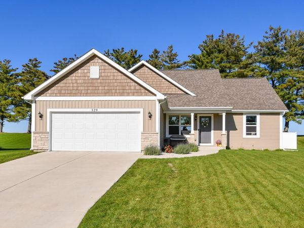529 Arbor Ridge DRIVE, Delavan, WI 53115