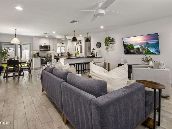 2301 E WHITTON Avenue, Phoenix, AZ 85016