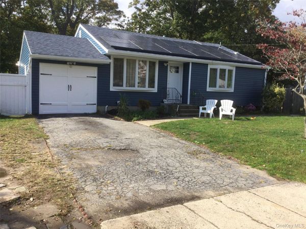 438 Mayflower Avenue , Brentwood, NY 11717