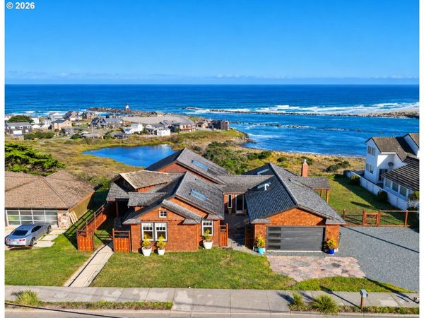 880 OCEAN DR, Bandon, OR 97411