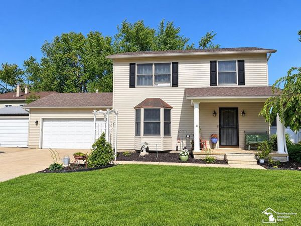4532 Grove Street, Luna Pier, MI 48157