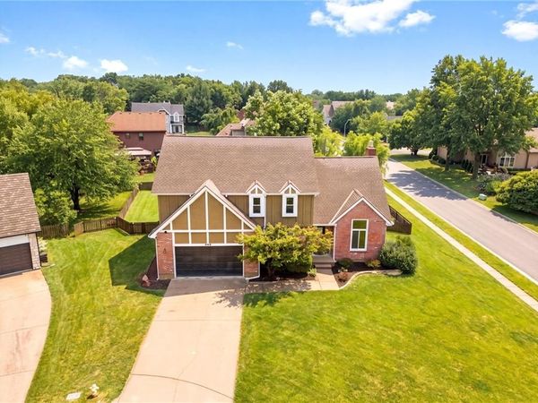 608 NE Ashmont Place, Lee's Summit, MO 64064