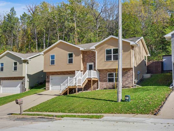 2910 N Grandview Avenue, Dubuque, IA 52001