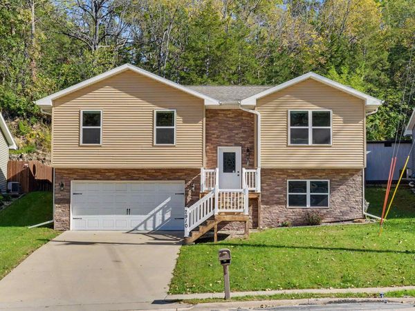 2910 N Grandview Avenue, Dubuque, IA 52001