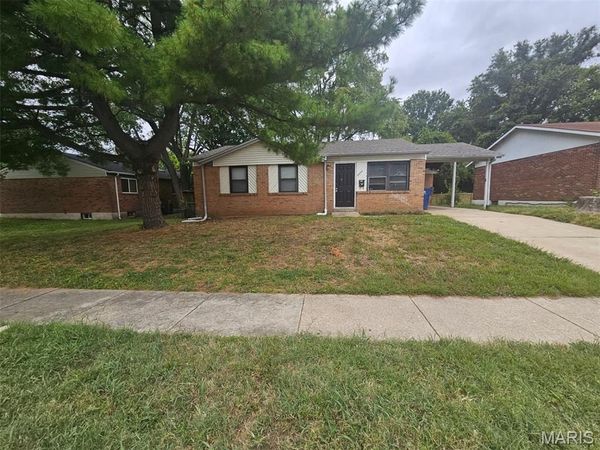 2541 Courtyard Place , Florissant, MO 63031
