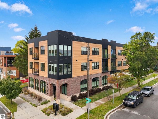 902 Front W, Traverse City, MI 49684